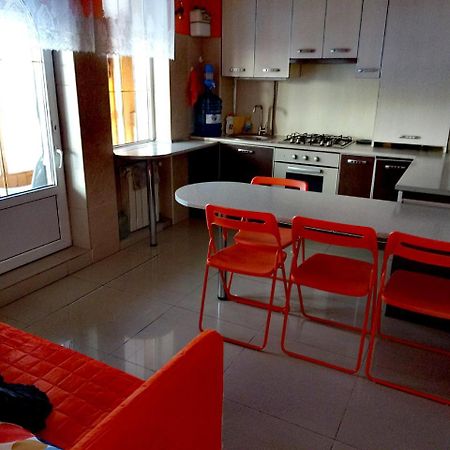 Apart Club Kosmo Appartamento Černivci Esterno foto
