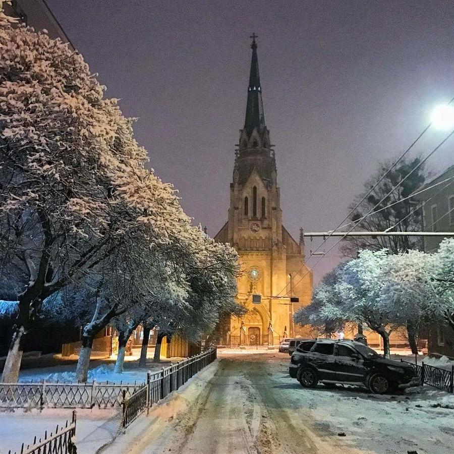 Apart Club Kosmo Appartamento Černivci Esterno foto